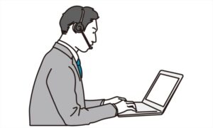 インカムをつけてPC操作する男性ビジネスパースン