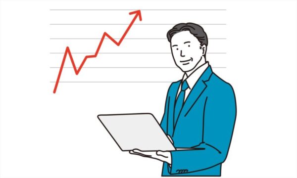 業績アップのグラフと男性ビジネスパースン