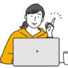 にこやかにパソコンを使用する女性