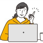 にこやかにパソコンを使用する女性