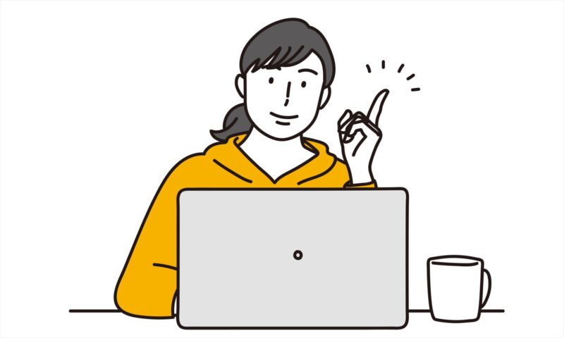 にこやかにパソコンを使用する女性