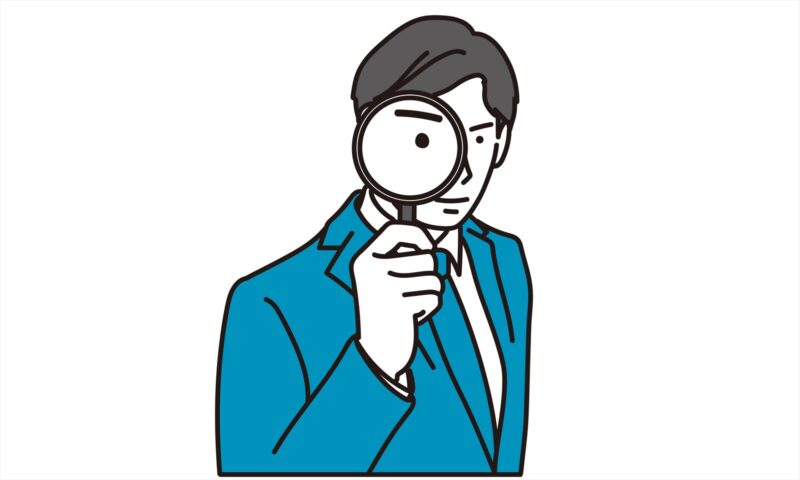 精査する男性ビジネスパースン