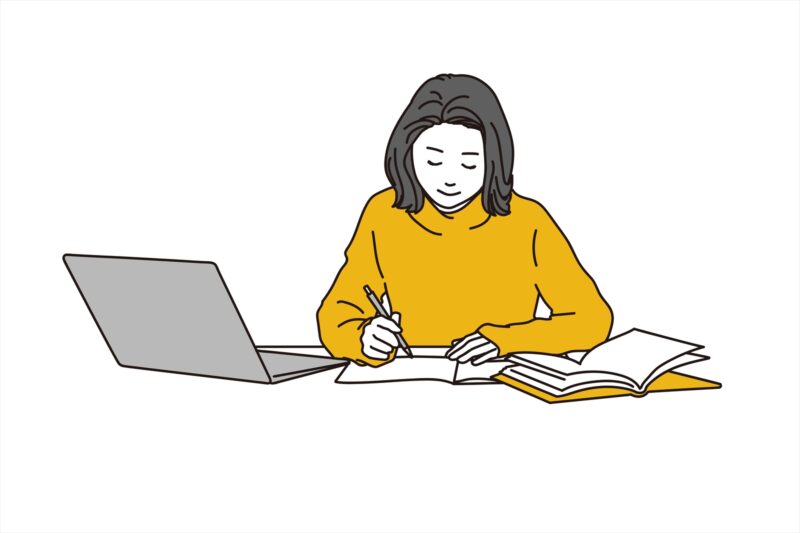 PCと参考書で勉強する女性